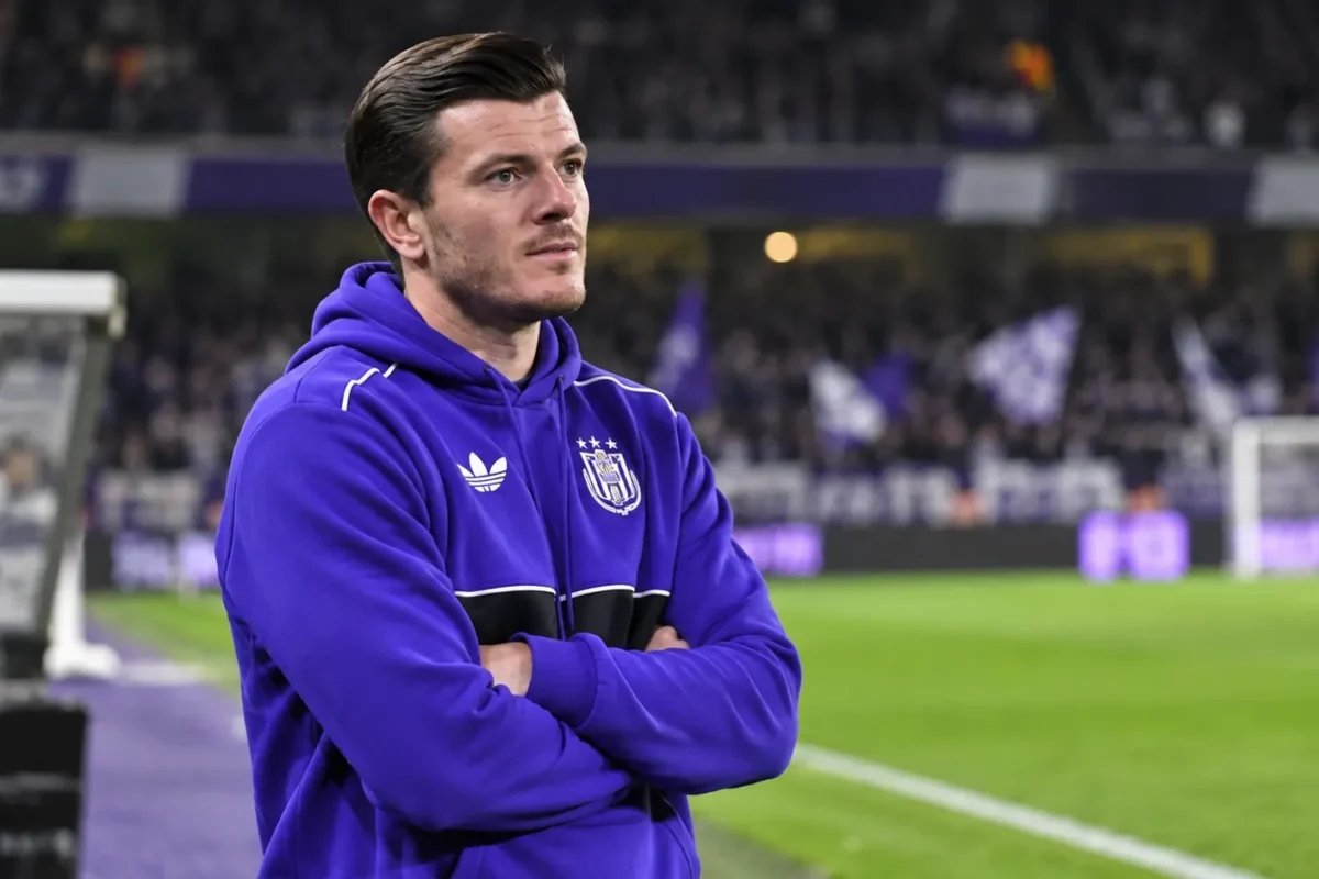 Giulian Biancone in een paarse Anderlecht-hoodie aan de rand van het stadion.