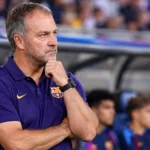 Hansi Flick langs de zijlijn in FC Barcelona-kleding tijdens een wedstrijdmoment.