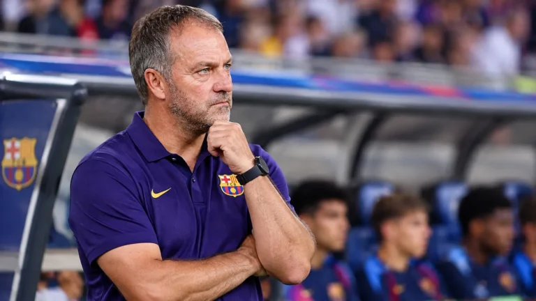 Hansi Flick langs de zijlijn in FC Barcelona-kleding tijdens een wedstrijdmoment.