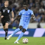 Ibrahima Sory Bangoura trapt tegen de bal in een lichtblauw wedstrijdtenue.