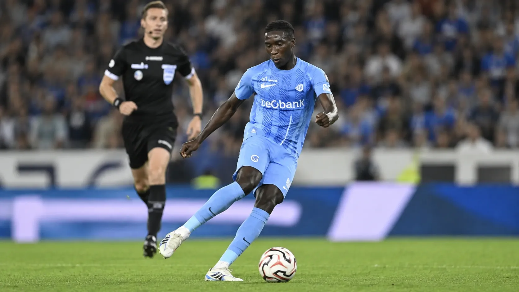 Ibrahima Sory Bangoura trapt tegen de bal in een lichtblauw wedstrijdtenue.