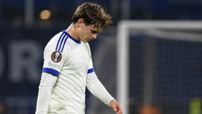 Mihajlo Cvetkovic van Anderlecht reageert op het veld na een gemiste kans.