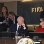 FIFA-officials in een bestuursruimte tijdens een vergadering.