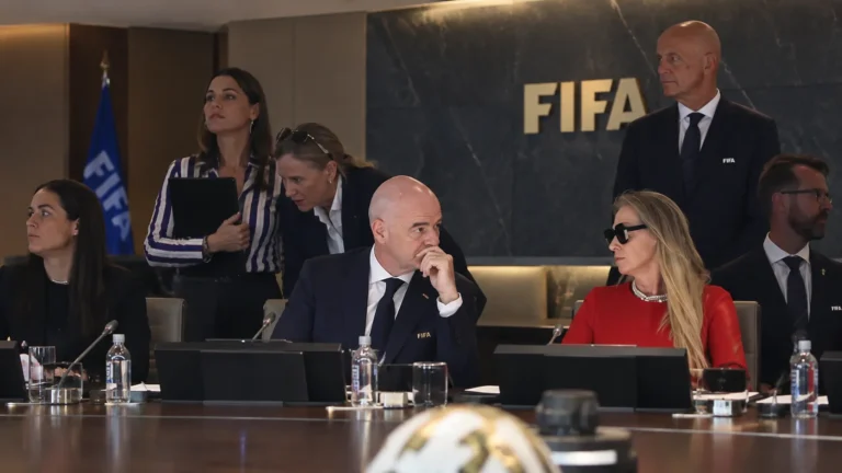 FIFA-officials in een bestuursruimte tijdens een vergadering.