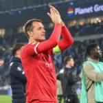 Davy Roef applaudisseert in rood doelmanstenue na een wedstrijd van KAA Gent.