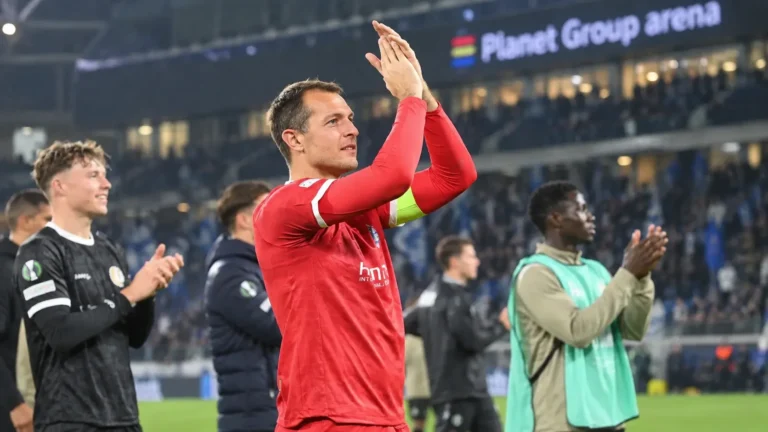 Davy Roef applaudisseert in rood doelmanstenue na een wedstrijd van KAA Gent.