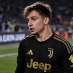 Francisco Conceição in een zwart Juventus-shirt tijdens een interview aan de zijlijn na de wedstrijd.