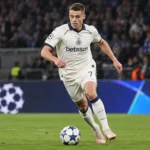 Nicolo Tresoldi van Club Brugge in actie tijdens een Europese avondwedstrijd.