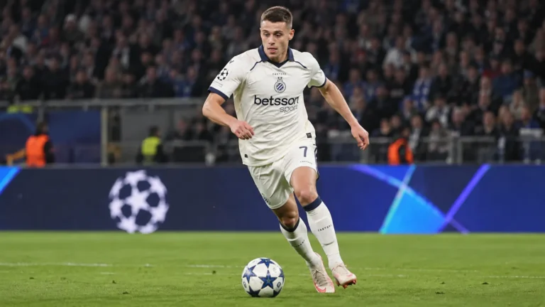 Nicolo Tresoldi van Club Brugge in actie tijdens een Europese avondwedstrijd.