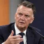 Louis van Gaal tijdens een mediaoptreden op een voetbalbijeenkomst.