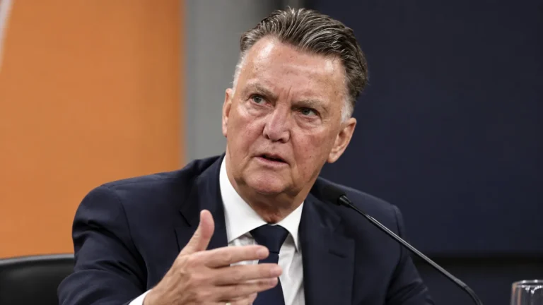 Louis van Gaal tijdens een mediaoptreden op een voetbalbijeenkomst.