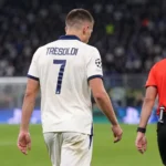 Nicolo Tresoldi van achteren op het veld in het witte Club Brugge-tenue.