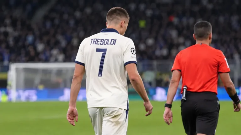 Nicolo Tresoldi van achteren op het veld in het witte Club Brugge-tenue.