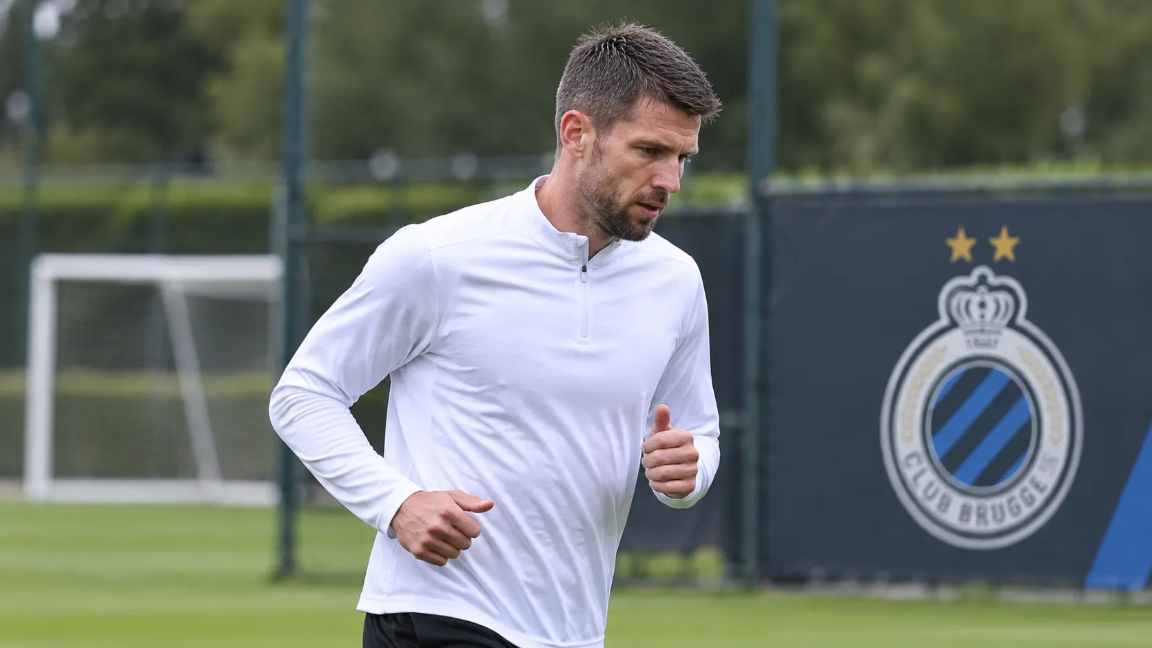 Brandon Mechele op het trainingsveld van Club Brugge in neutrale sportkleding.