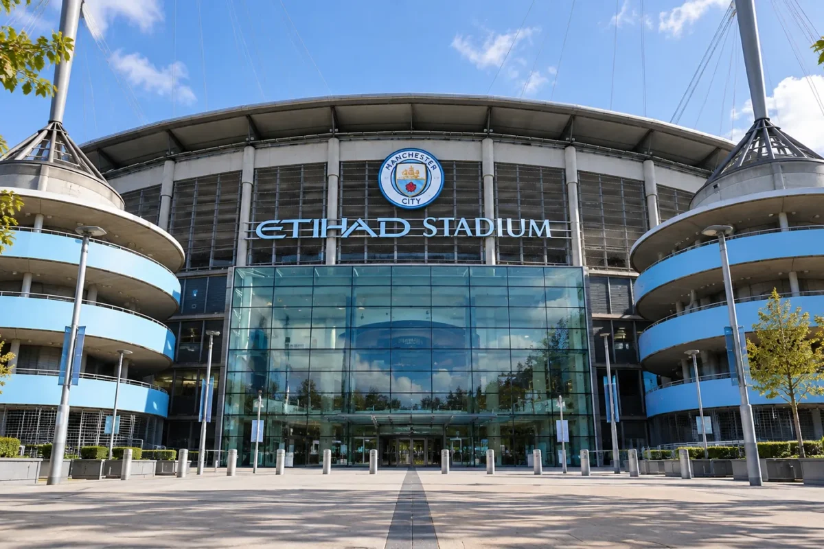 De voorgevel van het Etihad Stadium met de Manchester City-crest aan de ingang.