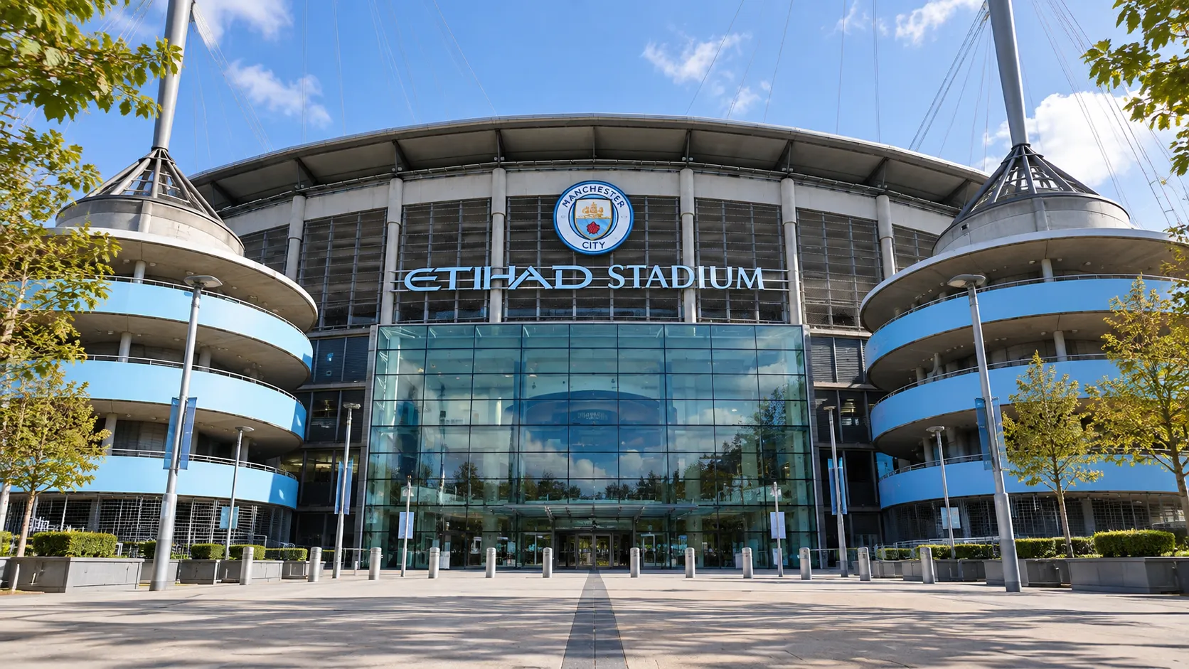 De voorgevel van het Etihad Stadium met de Manchester City-crest aan de ingang.