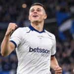 Nicolo Tresoldi viert in het witte tenue van Club Brugge tijdens een wedstrijd.