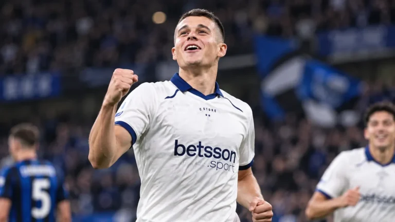 Nicolo Tresoldi viert in het witte tenue van Club Brugge tijdens een wedstrijd.