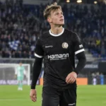 Tibe De Vlieger van KAA Gent op het veld na een Europese wedstrijd.
