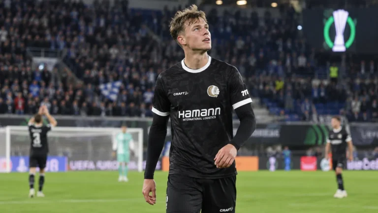 Tibe De Vlieger van KAA Gent op het veld na een Europese wedstrijd.