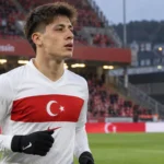 Arda Güler tijdens de opwarming met Turkije op het veld van Sclessin.
