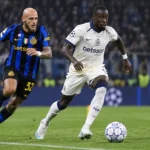 Een Club Brugge-aanvaller dribbelt met de bal terwijl een Inter-verdediger hem achtervolgt.