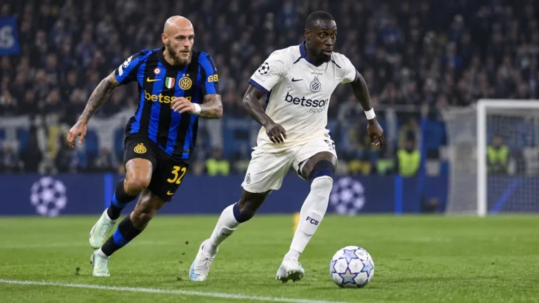 Een Club Brugge-aanvaller dribbelt met de bal terwijl een Inter-verdediger hem achtervolgt.
