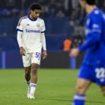Kaïs Barry in een wit Anderlecht-tenue op het veld na de wedstrijd.