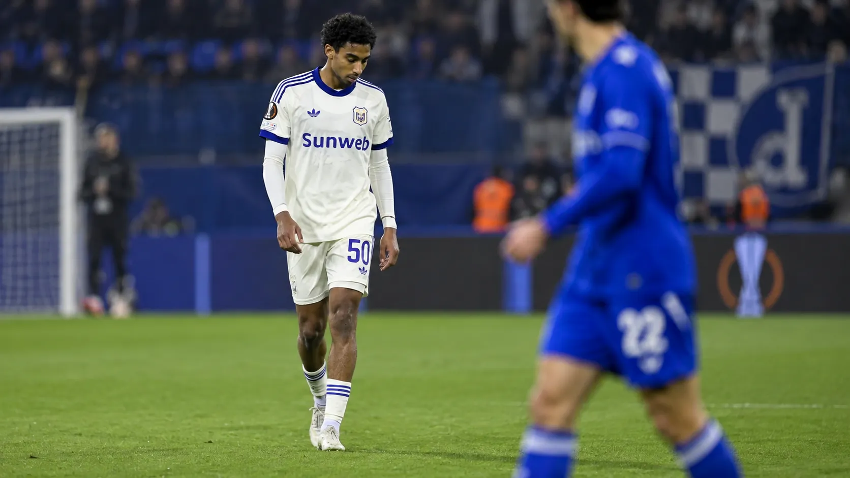 Kaïs Barry in een wit Anderlecht-tenue op het veld na de wedstrijd.
