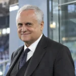 Claudio Lotito in donker pak in een Lazio-stadionomgeving.