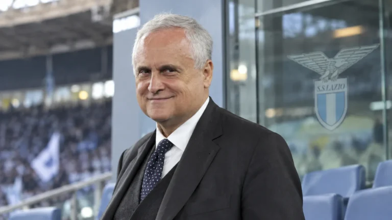Claudio Lotito in donker pak in een Lazio-stadionomgeving.