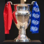 De Croky Cup-trofee met rode en blauwe linten.