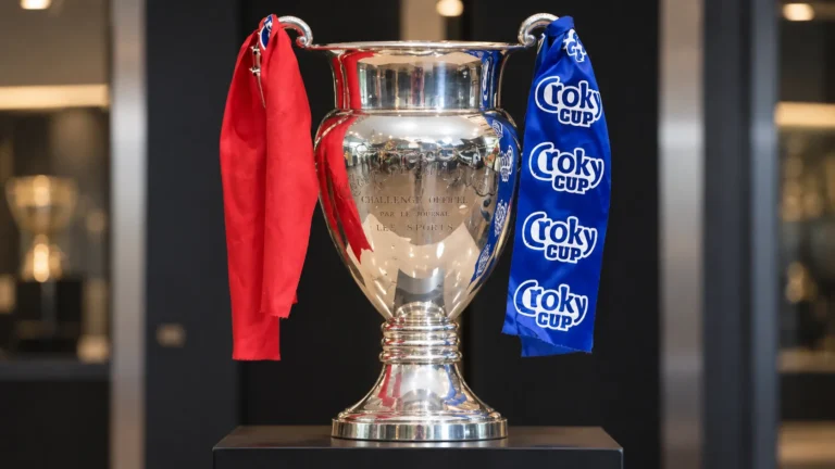 De Croky Cup-trofee met rode en blauwe linten.