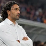 Marvin Compper kijkt aandachtig toe vanuit de technische zone.
