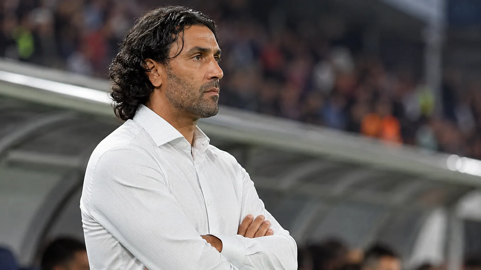 Marvin Compper kijkt aandachtig toe vanuit de technische zone.