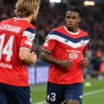 Twee Lille OSC-spelers in rood-blauwe wedstrijdtenues tijdens een opwarming.