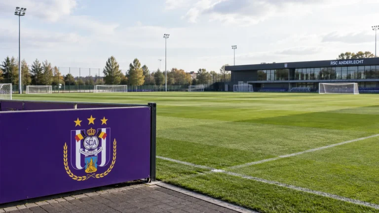 Leeg trainingsveld van RSC Anderlecht met een paars trainingsbord langs de zijlijn.
