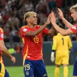 Spaanse spelers in rode shirts tijdens de oefeninterland tegen Egypte.
