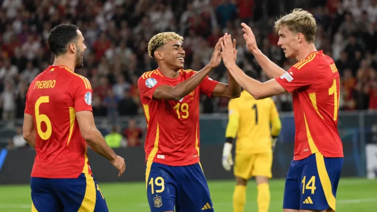 Spaanse spelers in rode shirts tijdens de oefeninterland tegen Egypte.