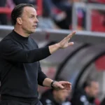 Vincent Euvrard geeft aanwijzingen aan de zijlijn voor een bekermatch van Standard.