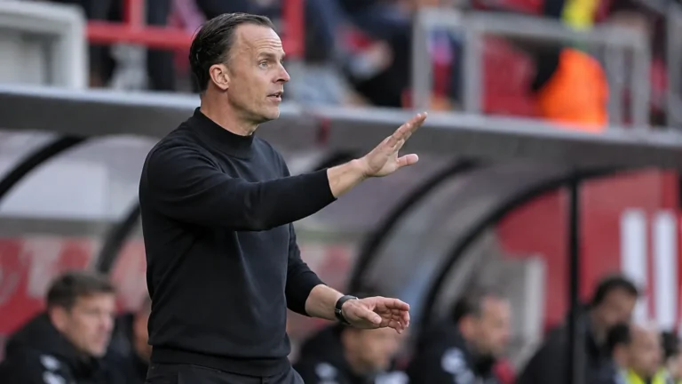 Vincent Euvrard geeft aanwijzingen aan de zijlijn voor een bekermatch van Standard.
