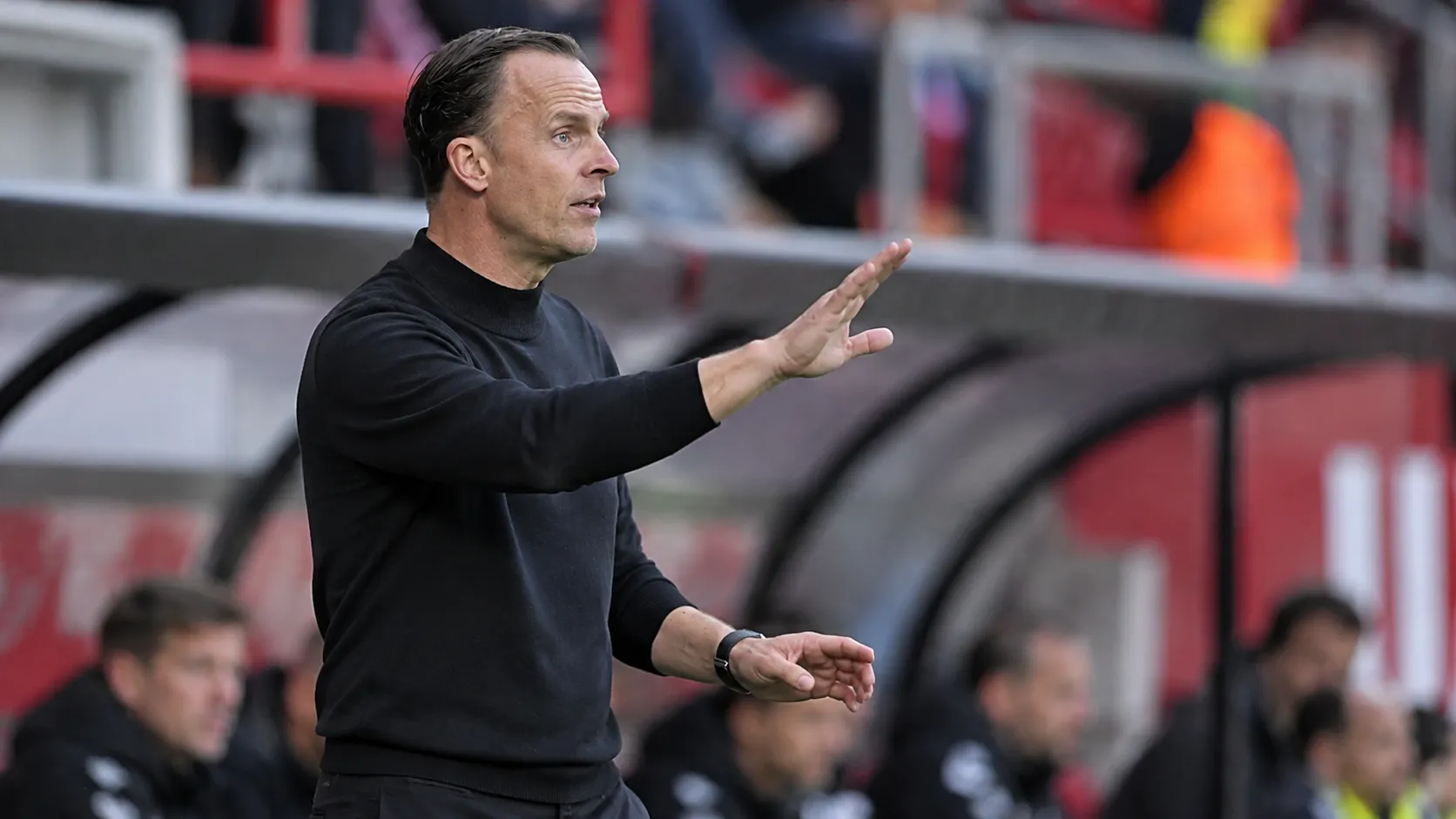 Vincent Euvrard geeft aanwijzingen aan de zijlijn voor een bekermatch van Standard.