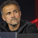 Luis Enrique tijdens een reactie in een indoor voetbalmediaomgeving.