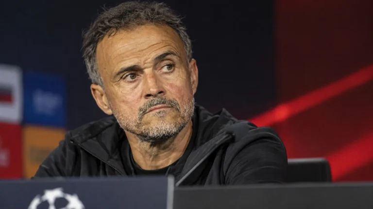 Luis Enrique tijdens een reactie in een indoor voetbalmediaomgeving.