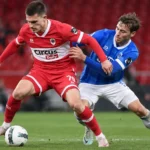 Gerard Vandeplas in actie in het rode shirt van Antwerp.