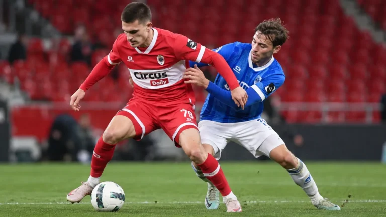 Gerard Vandeplas in actie in het rode shirt van Antwerp.