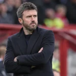 Michael Carrick kijkt geconcentreerd toe langs de zijlijn.