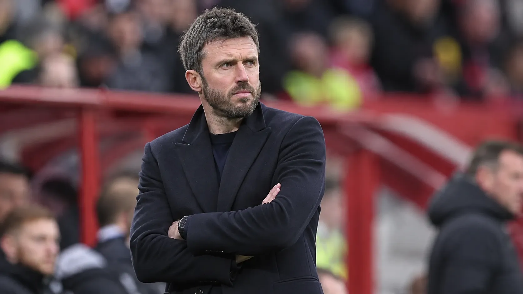 Michael Carrick kijkt geconcentreerd toe langs de zijlijn.