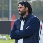 Marvin Compper bereidt zich langs het trainingsveld van Antwerp voor op de bekerwedstrijd.