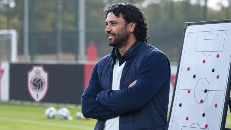 Marvin Compper bereidt zich langs het trainingsveld van Antwerp voor op de bekerwedstrijd.